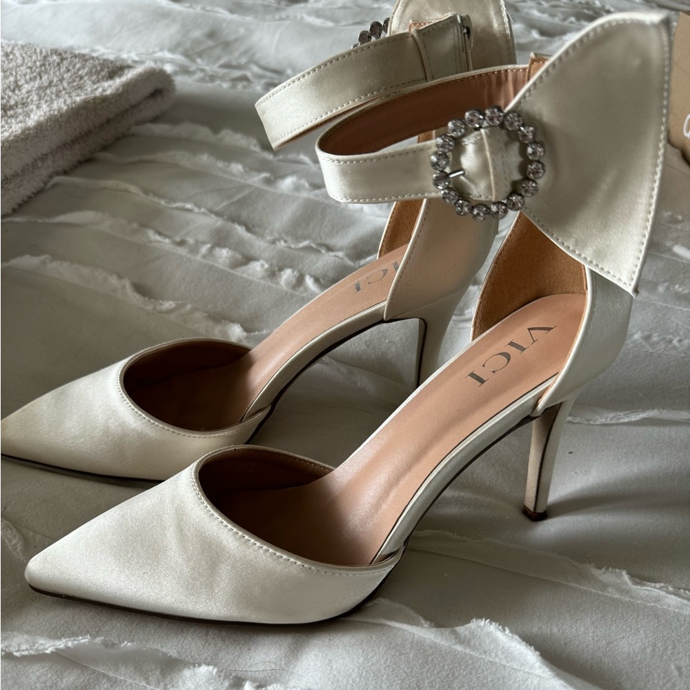 VICI Ivory Closed Heel